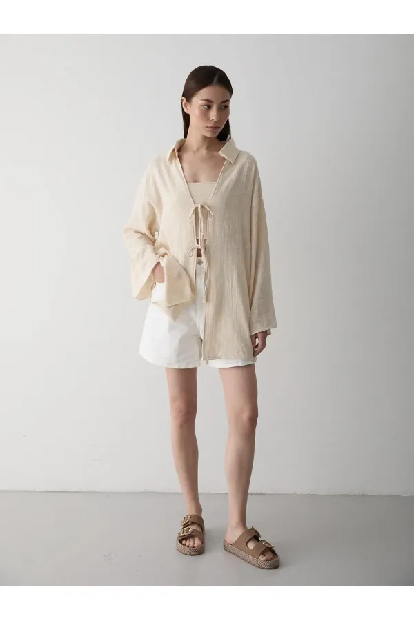 Kimono en lin et coton 100 % couleur pierre, orné de dentelle.