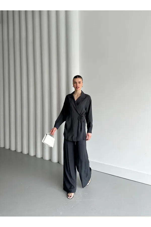 Ensemble kimono anthracite avec détail au col et lien à nouer