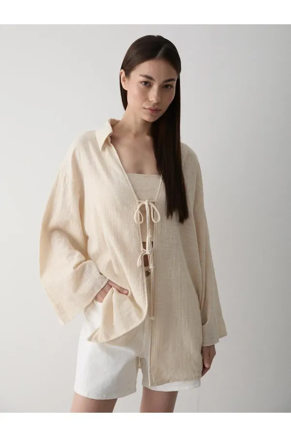 Kimono en lin et coton 100 % couleur pierre, orné de dentelle.