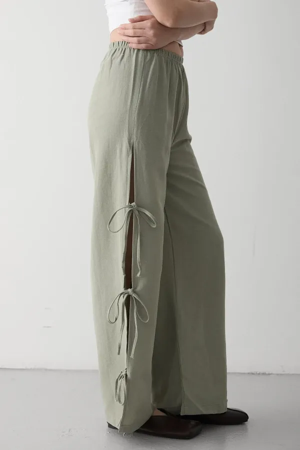 Pantalon kaki 100 % coton avec fente latérale et détail de ceinture