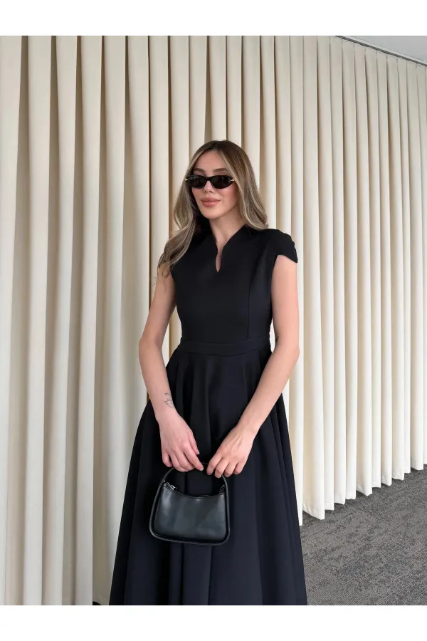 Robe noire courte à col en V - 242480