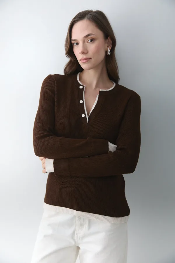 Pull à 2 boutons couleur cannelle foncée et crème - 251023