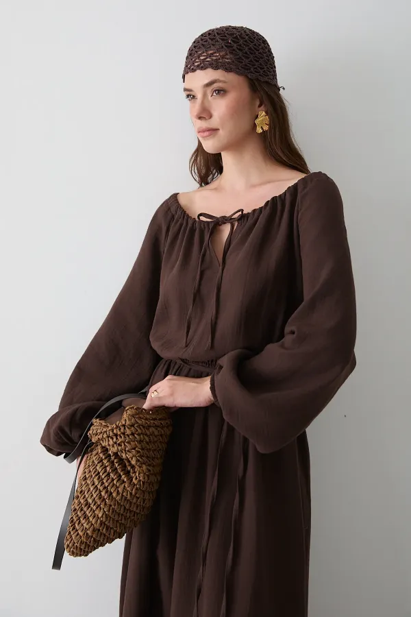 Robe en mousseline marron avec détail de nœud - 2004