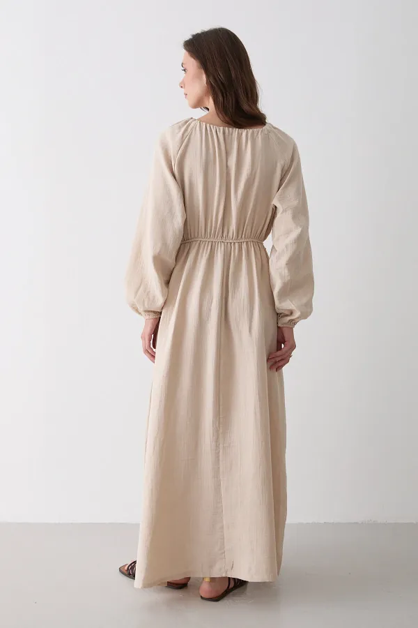 Robe en mousseline naturelle avec détail de lien - 2004