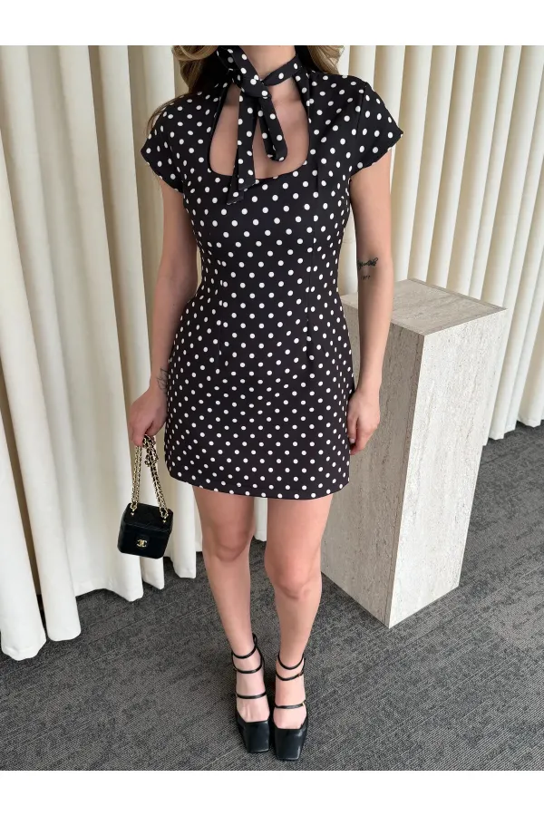 Siyah Yaka Bağlama Detaylı İçi Şortlu Kısa Elbise - 5084