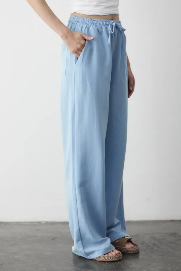 Pantalon bleu en coton et lin avec taille élastiquée