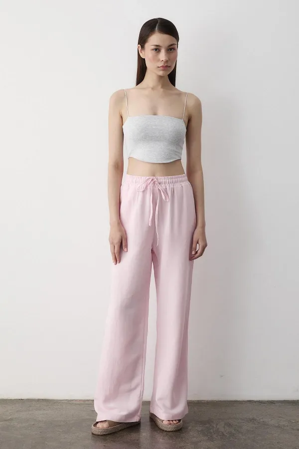 Pantalon rose à jambes larges et taille élastiquée