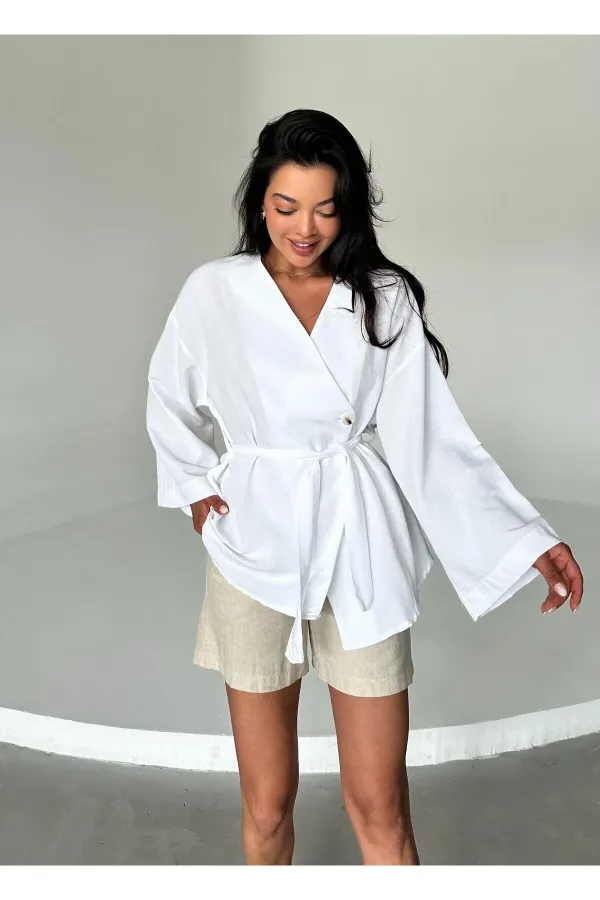 Kimono blanc en coton et lin, orné de boutons et d'une ceinture