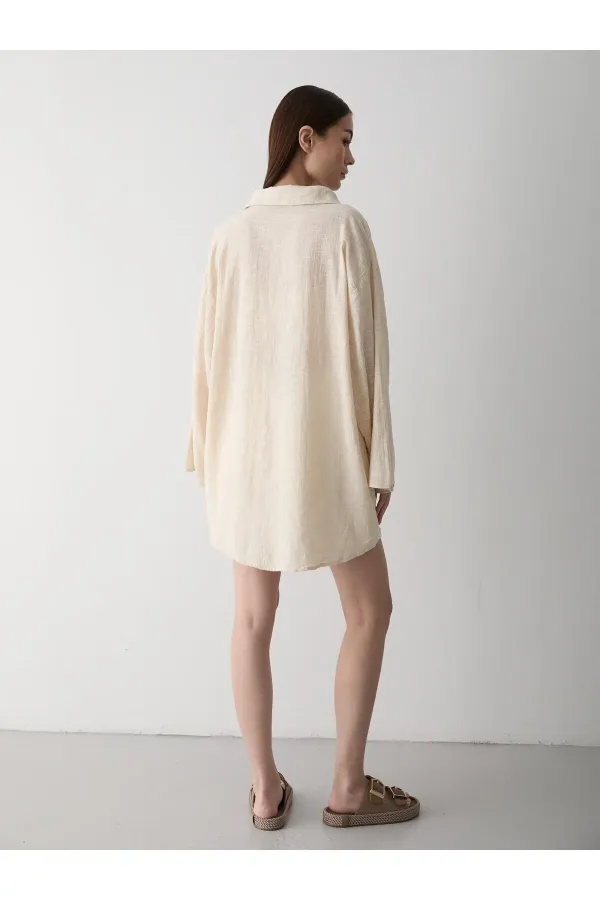 Kimono en lin et coton 100 % couleur pierre, orné de dentelle.