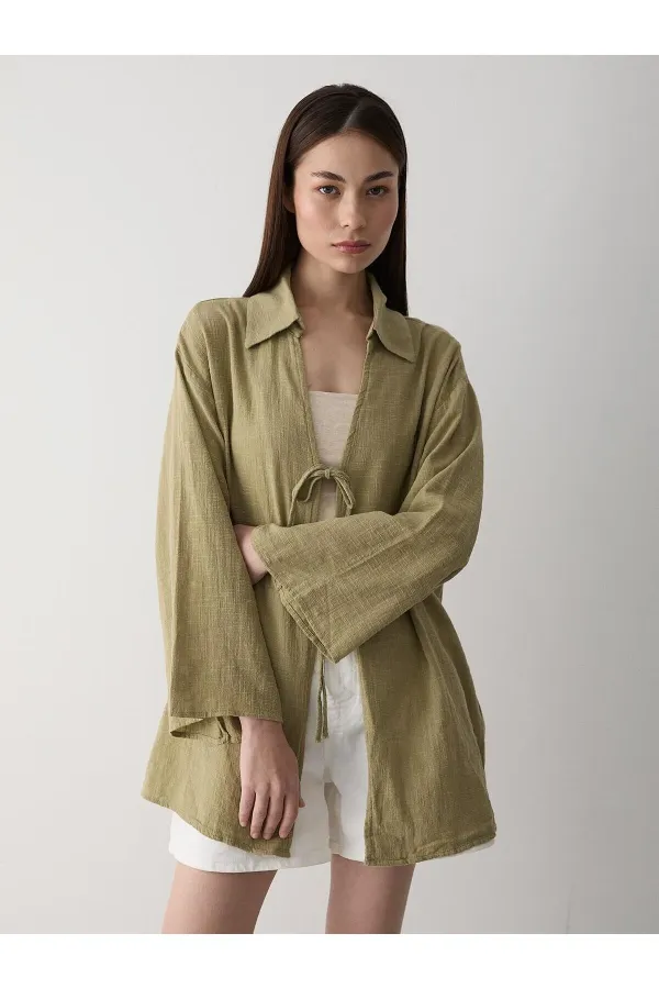 Kimono en lin et coton 100 % kaki avec détails en dentelle