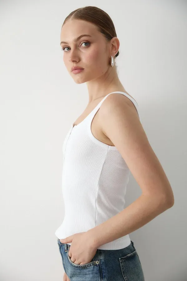 Débardeur blanc à boutons sur le devant