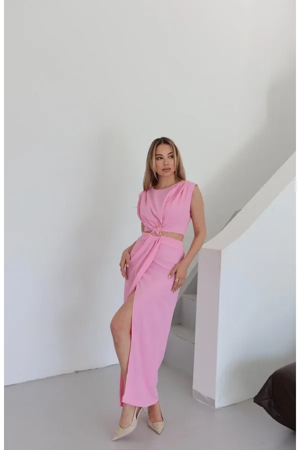 Pembe Önden Tokalı Yan Dekolteli Elbise