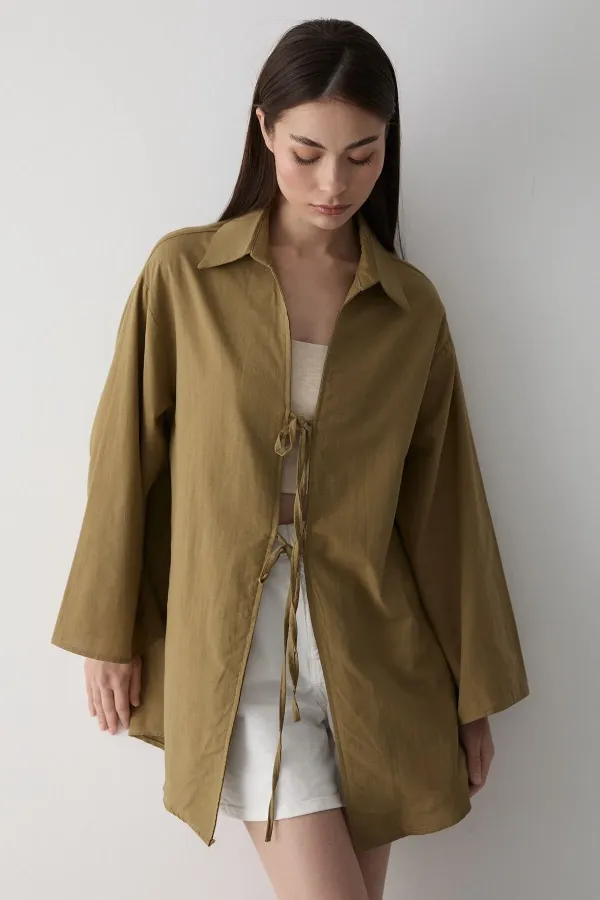 Blouse kimono vert olive avec détails en dentelle
