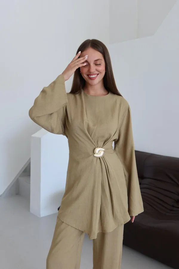 Ensemble chemisier et pantalon kaki doré avec broche