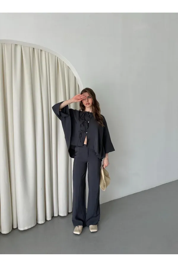 Ensemble anthracite à manches chauve-souris avec détail de bouton lacé