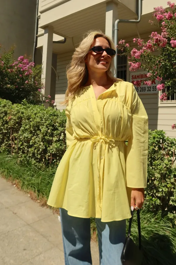 Chemise en voile de lin jaune avec détail à la taille