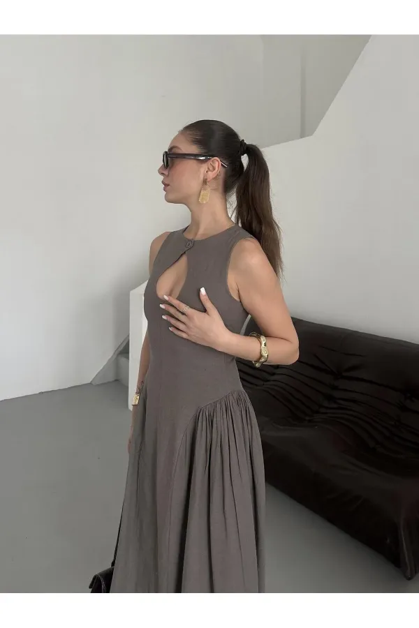 Robe en vison à encolure en V et détails à la taille