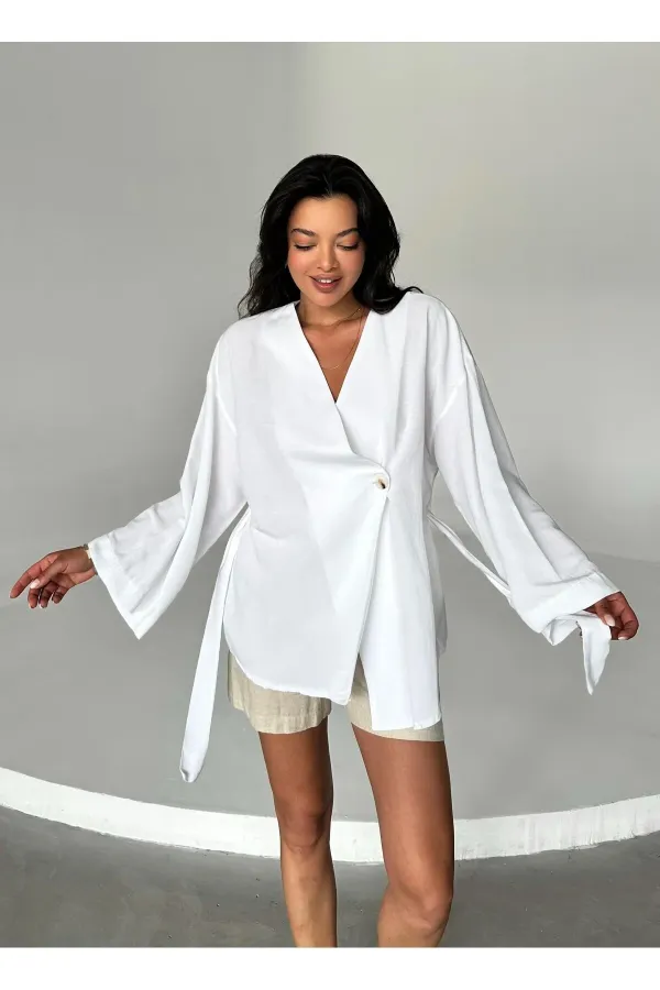 Kimono blanc en coton et lin, orné de boutons et d'une ceinture