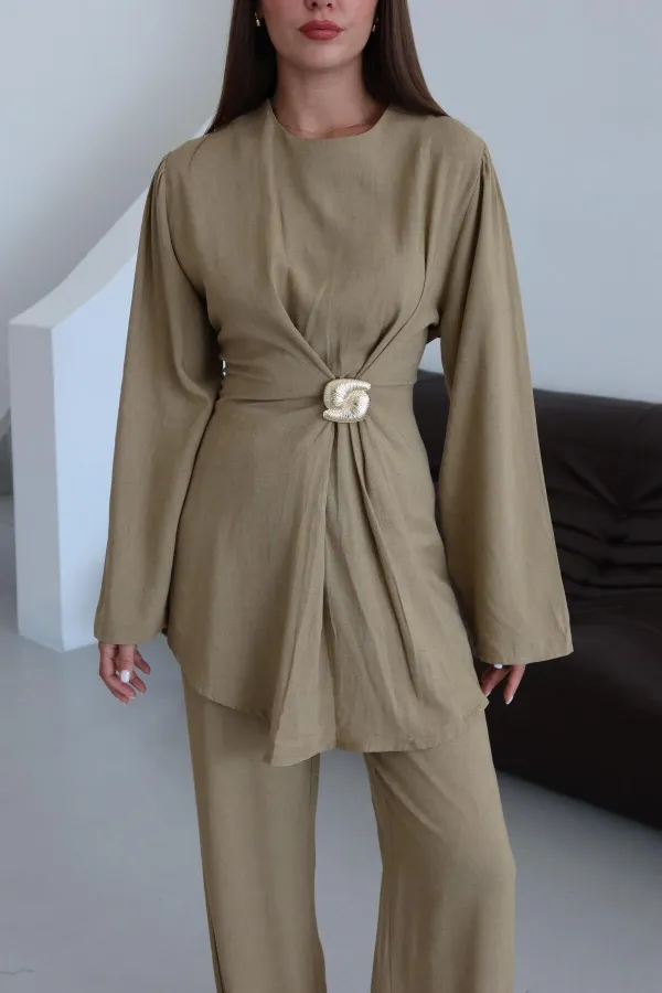 Ensemble chemisier et pantalon kaki doré avec broche