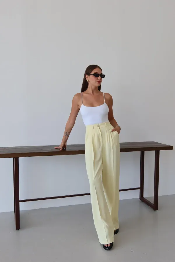 Pantalon palazzo jaune avec boutons dorés et taille élastiquée