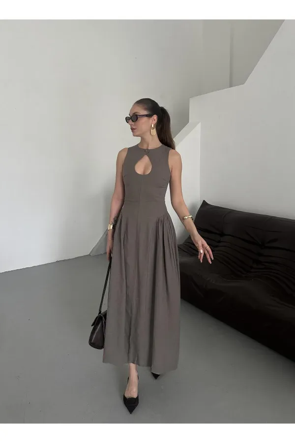 Robe en vison à encolure en V et détails à la taille