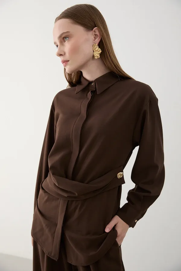 Ensemble chemise et pantalon marron avec boutons décoratifs dorés - 8856