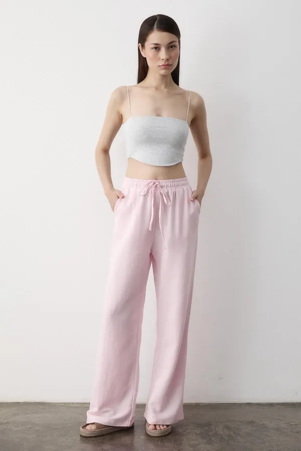 Pantalon rose à jambes larges et taille élastiquée