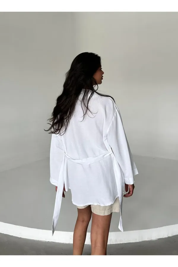 Kimono blanc en coton et lin, orné de boutons et d'une ceinture