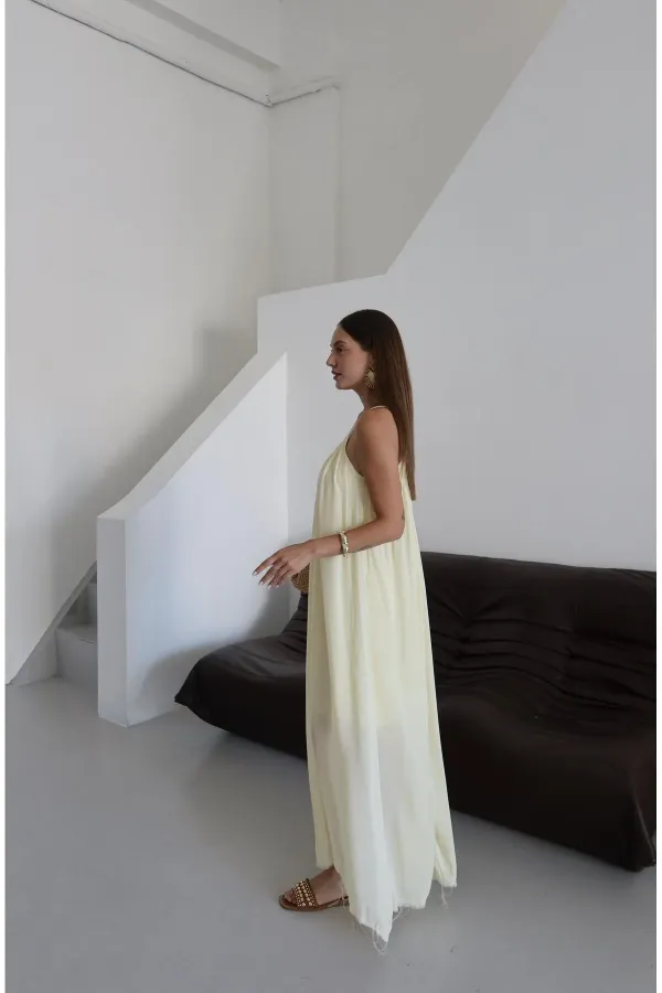 Robe jaune à bretelles et coupe décontractée