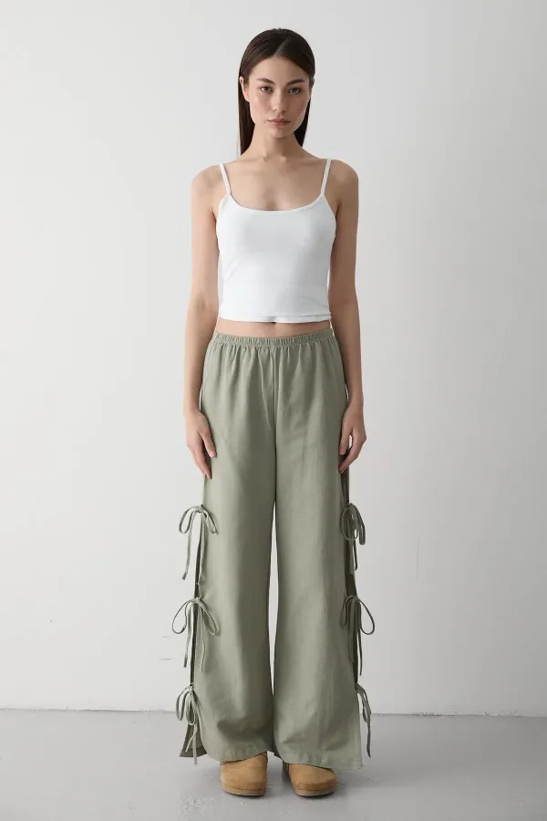 Pantalon kaki 100 % coton avec fente latérale et détail de ceinture