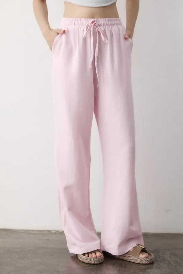 Pantalon rose à jambes larges et taille élastiquée