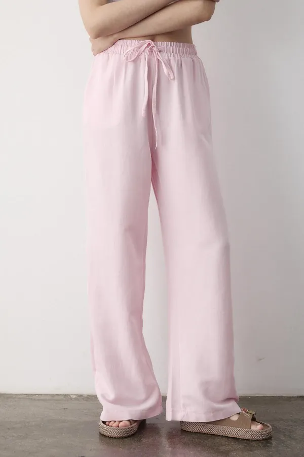 Pantalon rose à jambes larges et taille élastiquée