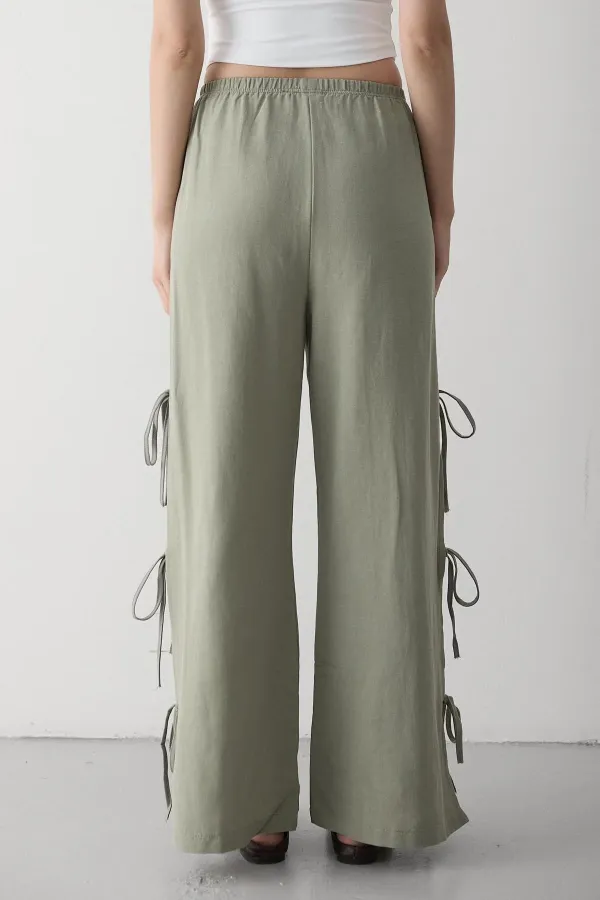Pantalon kaki 100 % coton avec fente latérale et détail de ceinture