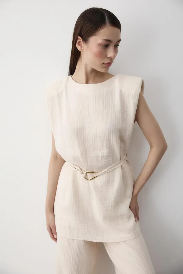 Ensemble deux pièces avec détails d'accessoires en pierre