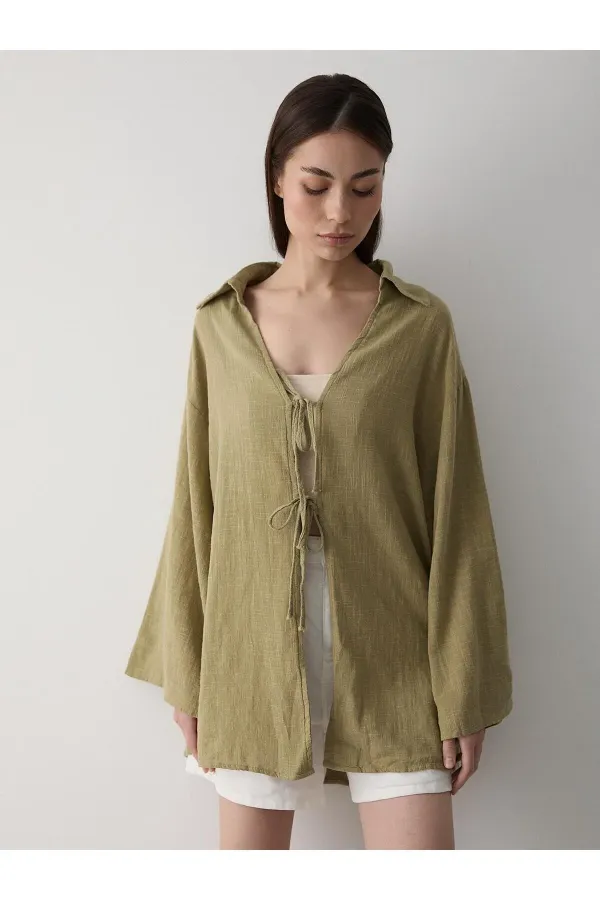 Kimono en lin et coton 100 % kaki avec détails en dentelle