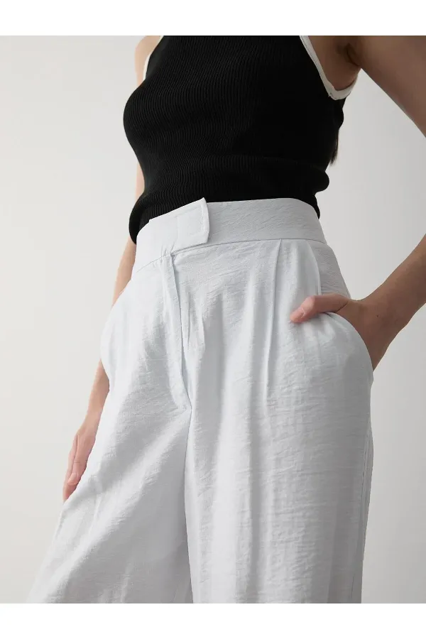 Pantalon blanc à jambes larges avec fermeture velcro