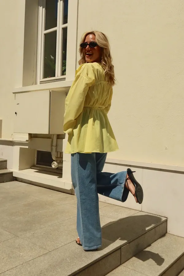 Chemise en voile de lin jaune avec détail à la taille