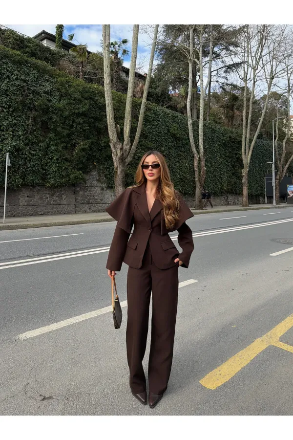 Ensemble veste et pantalon marron à cape - 202604