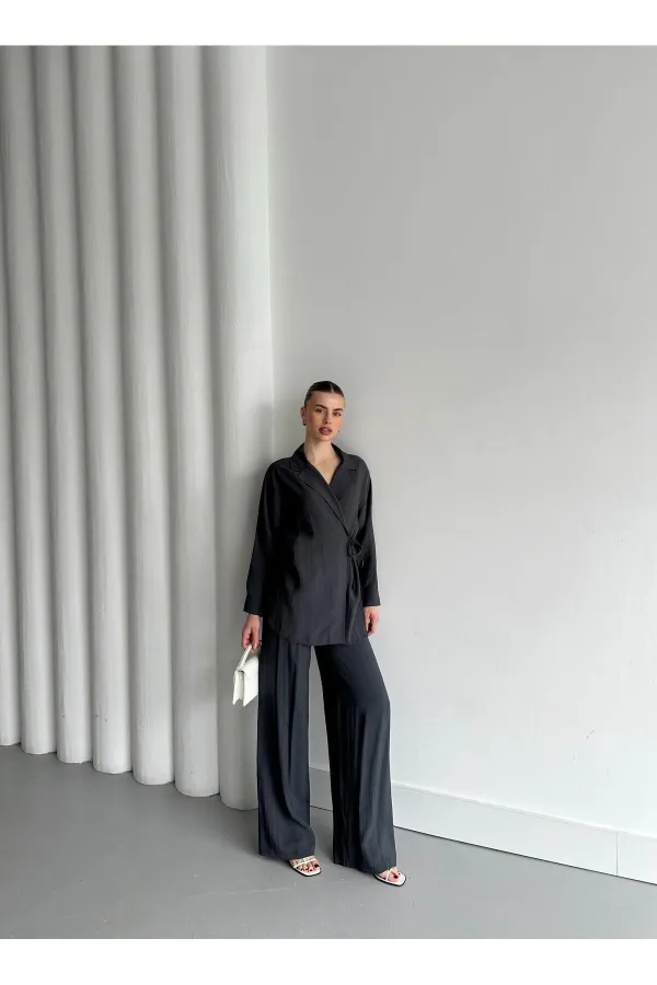 Ensemble kimono anthracite avec détail au col et lien à nouer