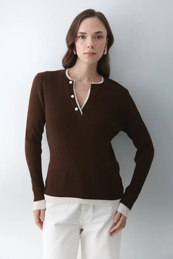 Pull à 2 boutons couleur cannelle foncée et crème - 251023