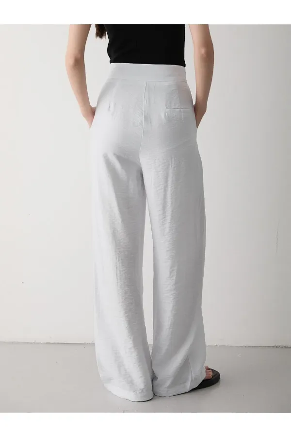Pantalon blanc à jambes larges avec fermeture velcro