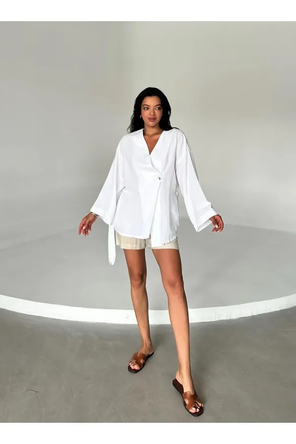 Kimono blanc en coton et lin, orné de boutons et d'une ceinture