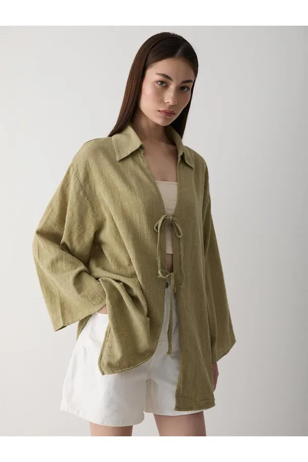 Kimono en lin et coton 100 % kaki avec détails en dentelle