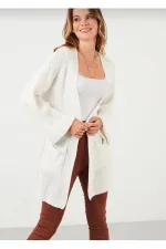 Gilet en maille ample pour femme, avec manches repliées et poches.