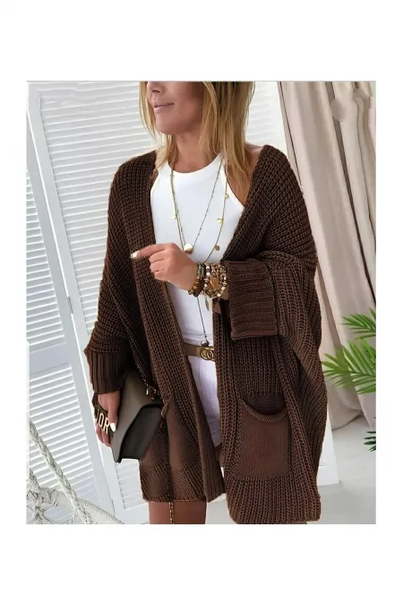 Gilet en maille ample pour femme, avec manches repliées et poches.