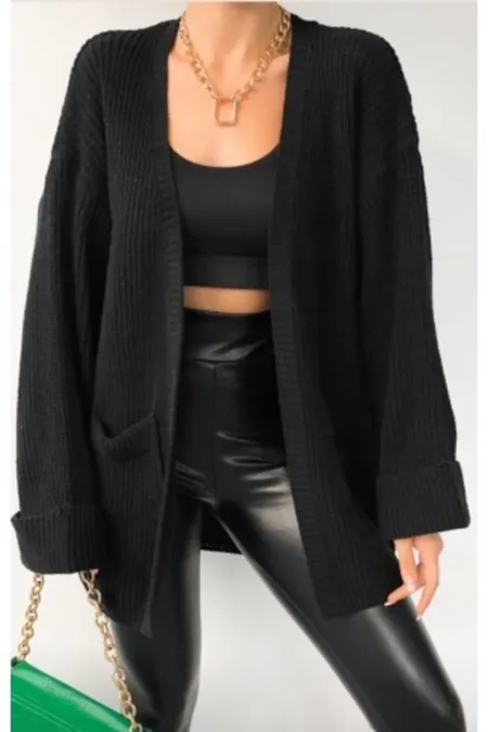 Gilet en maille ample pour femme, avec manches repliées et poches.