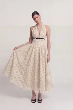 Robe Zayla à pois, col halter et poches, couleur crème Robe Zayla à pois, col halter et poches, couleur crème