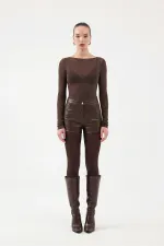 Chemisier Nikki en cachemire ultra doux à col bateau, couleur café