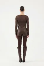 Chemisier Nikki en cachemire ultra doux à col bateau, couleur café