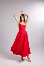 Robe rouge à brides